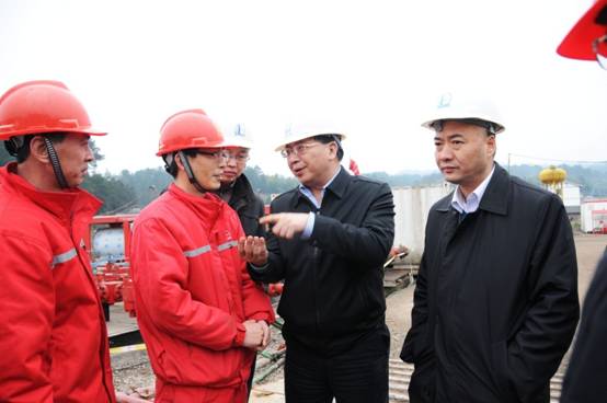 贵州省发改委副主任、省能源局局长张应伟在中石化习水丁页2HF井现场了解情况.JPG