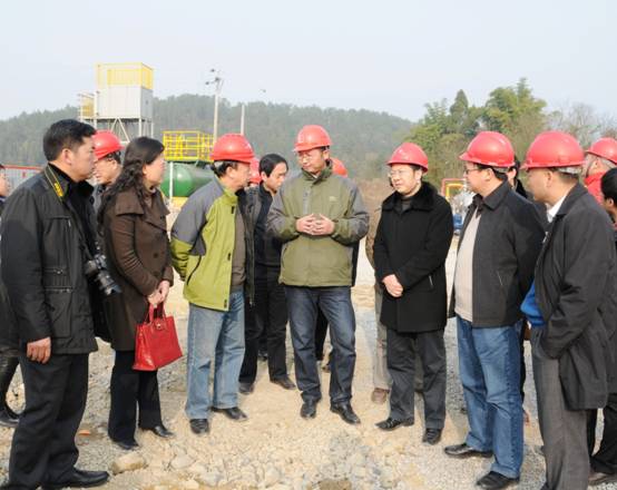 贵州考察团在重庆涪陵焦页3井听取施工方介绍情况.JPG