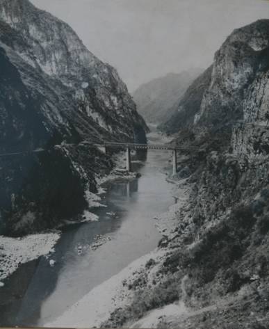乌江渡水电站坝址原貌.JPG