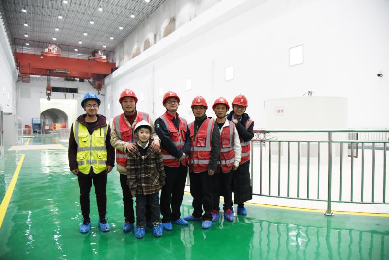 5、2月16日大年初一下午，象鼻岭水电厂特批，允许带领员工家属进厂房参观，让家属们能深入了解水电人的工作性质，真正理解到水电厂员工不能回家过年的责任和担当。.JPG