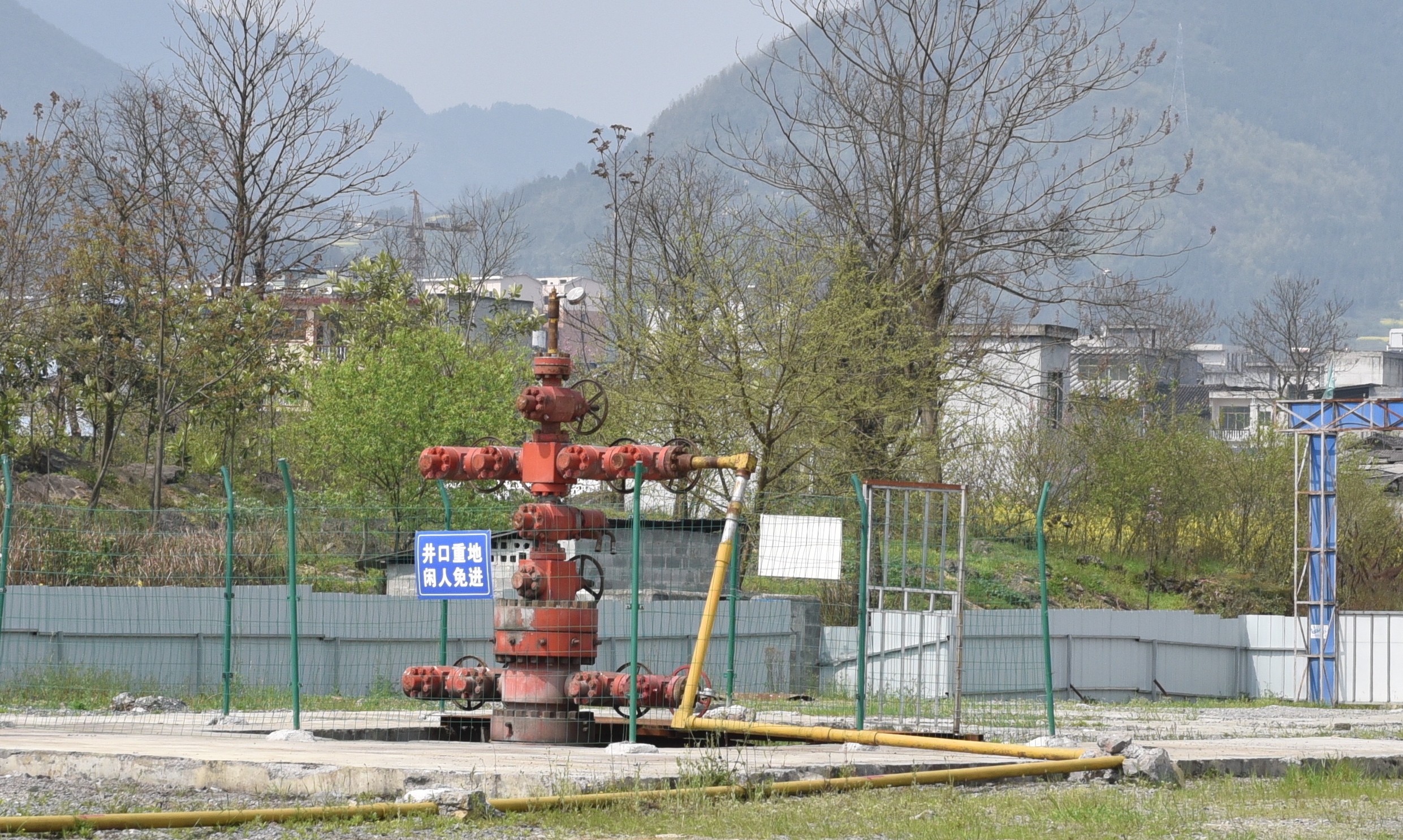 安页1井是贵州省正安页岩气勘查区块第一口页岩气勘探井，2015年10月开钻，2016年2月完钻，经过压裂试气，最高日产量达10.22万立方米。摄影／张卫志.JPG