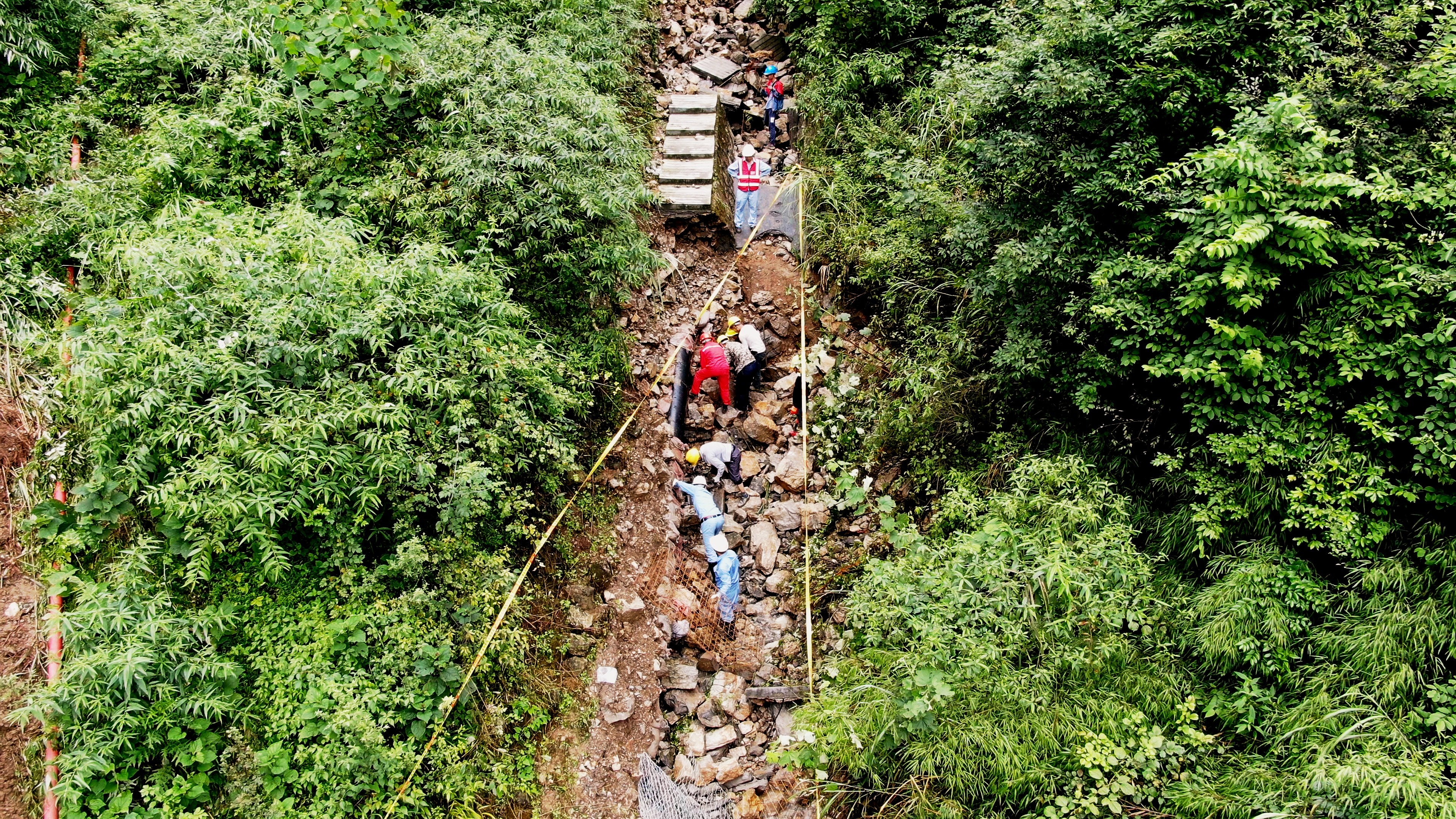 贵阳至重庆成品油管道高坪段抢险现场 雄华勇摄影.jpg