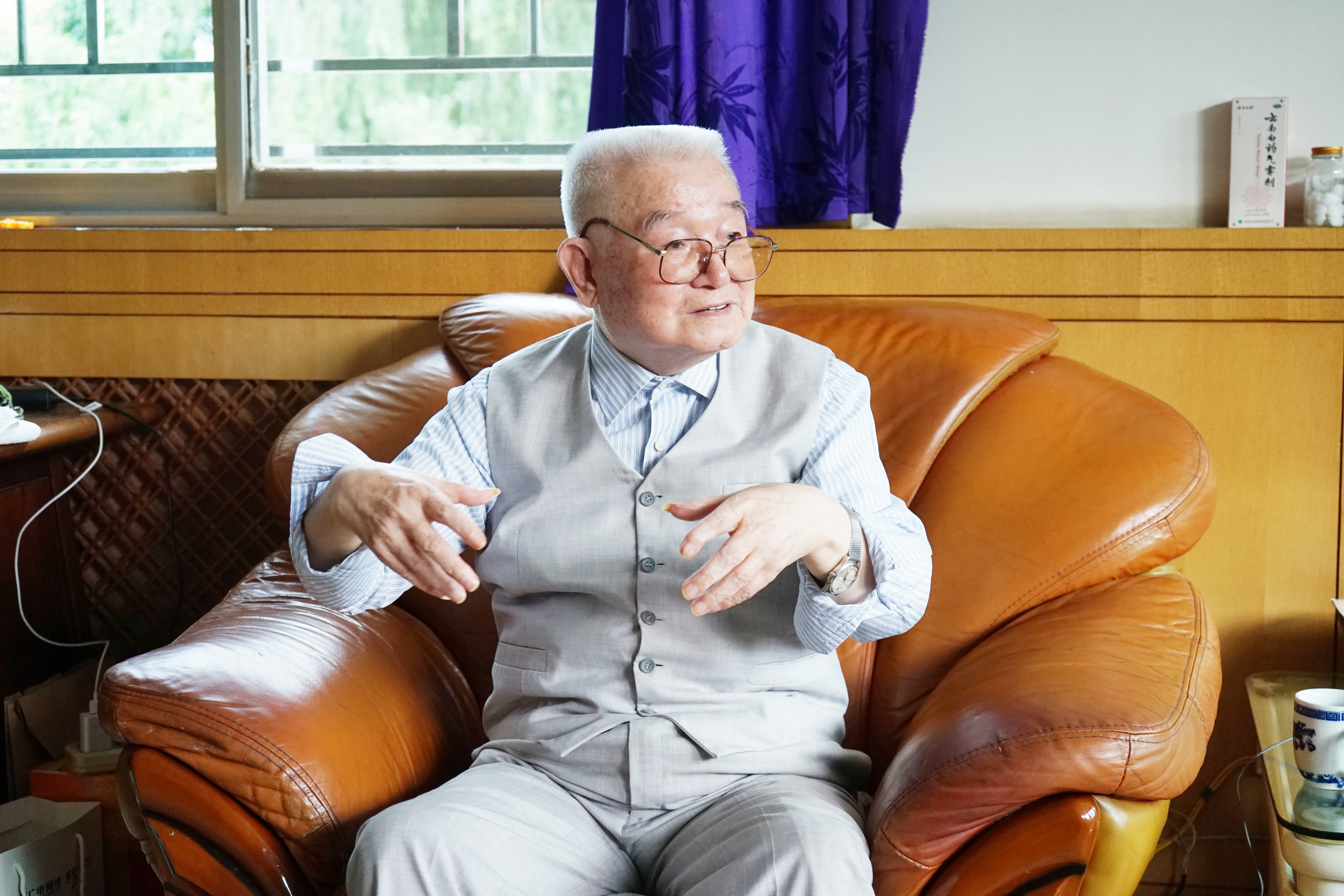 回忆当年参加三线建设，宋福林仍记忆犹新。摄影／王国利.jpg