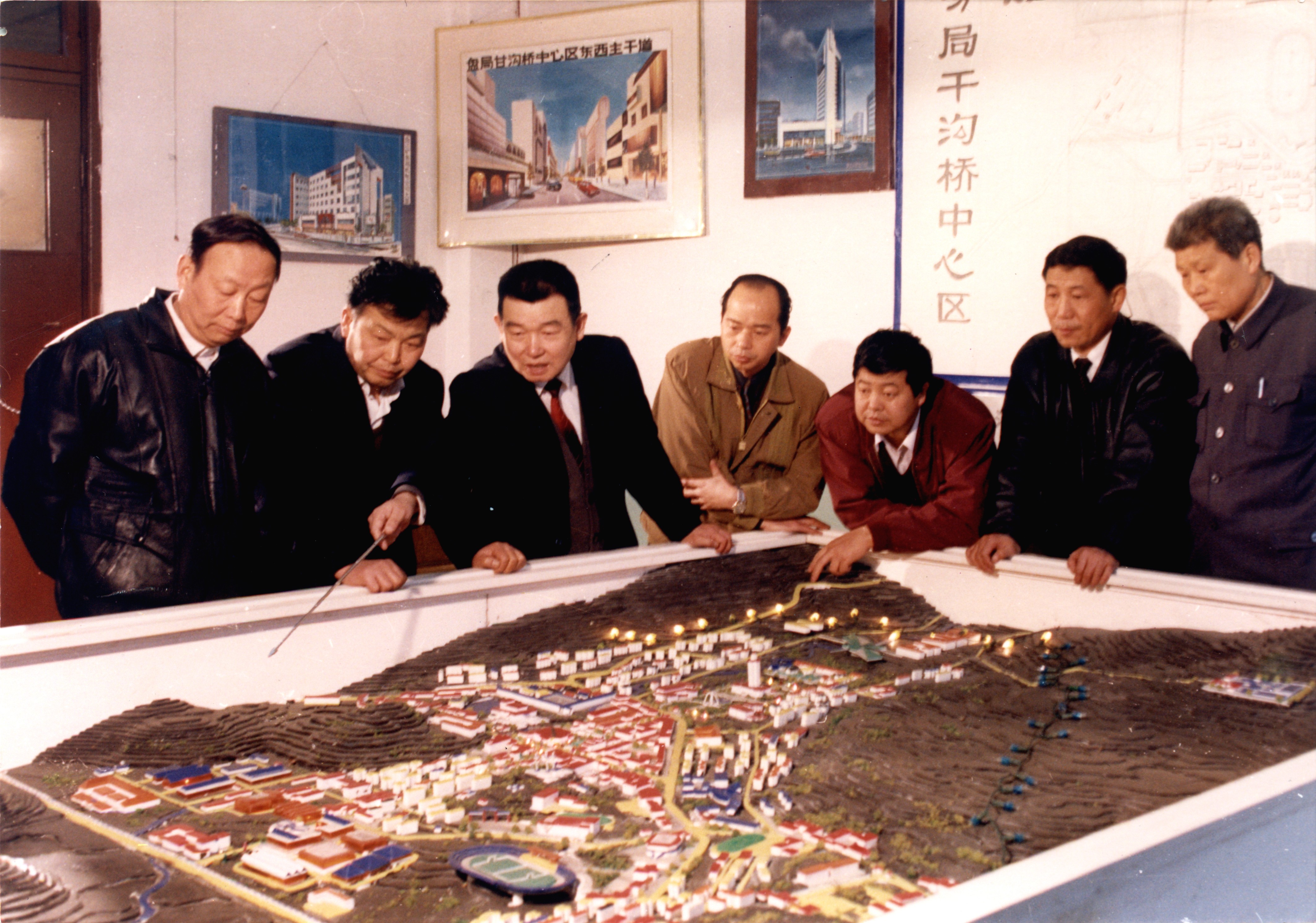 1992年12月，宋福林（左三）与盘江矿务局局领导班子成员研究干沟桥中心区建设。 盘江精煤股份有限公司供图.jpg