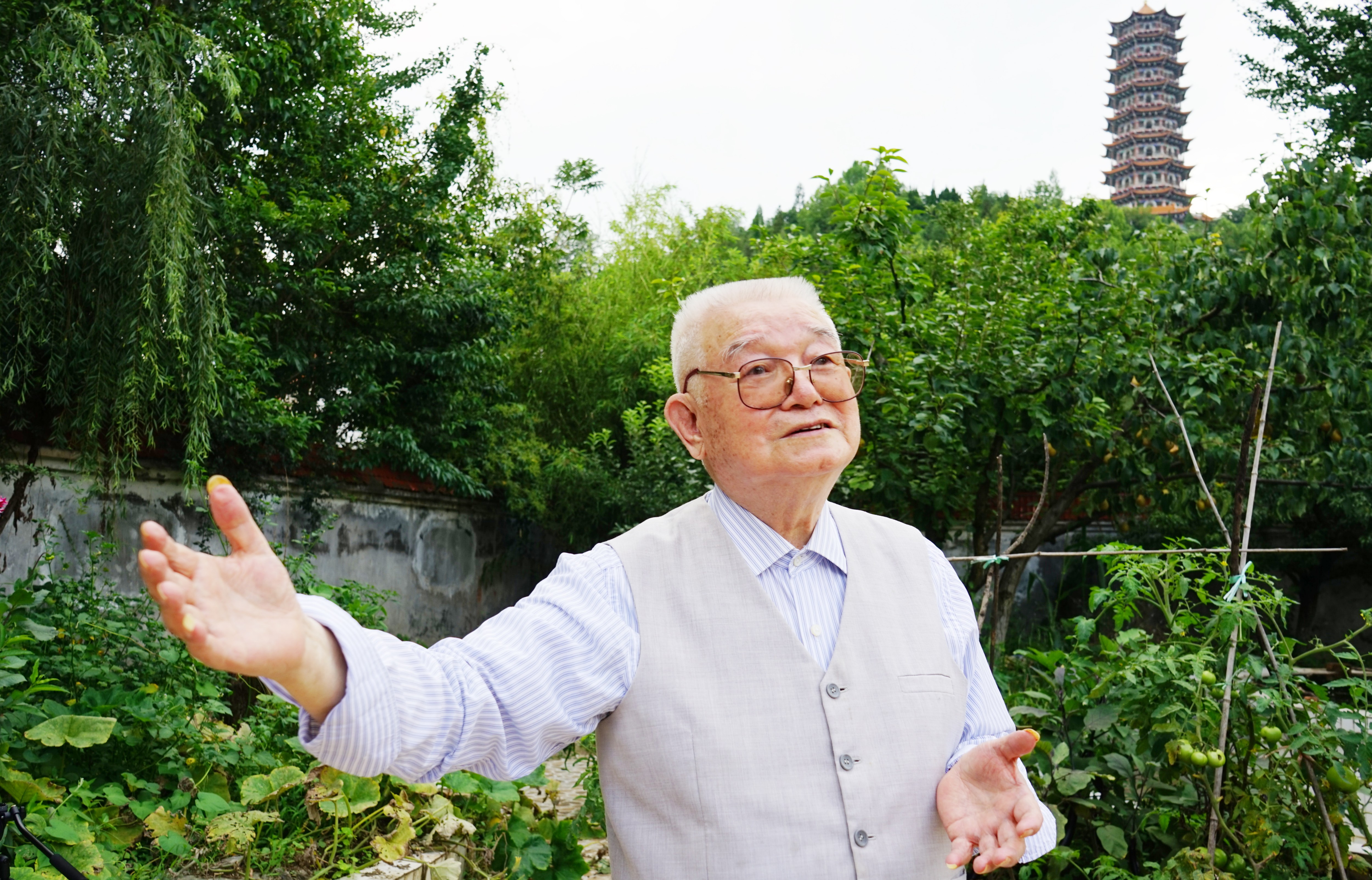 宋福林说，当初靠背泥土建设了翠屏公园。摄影／王国利.jpg