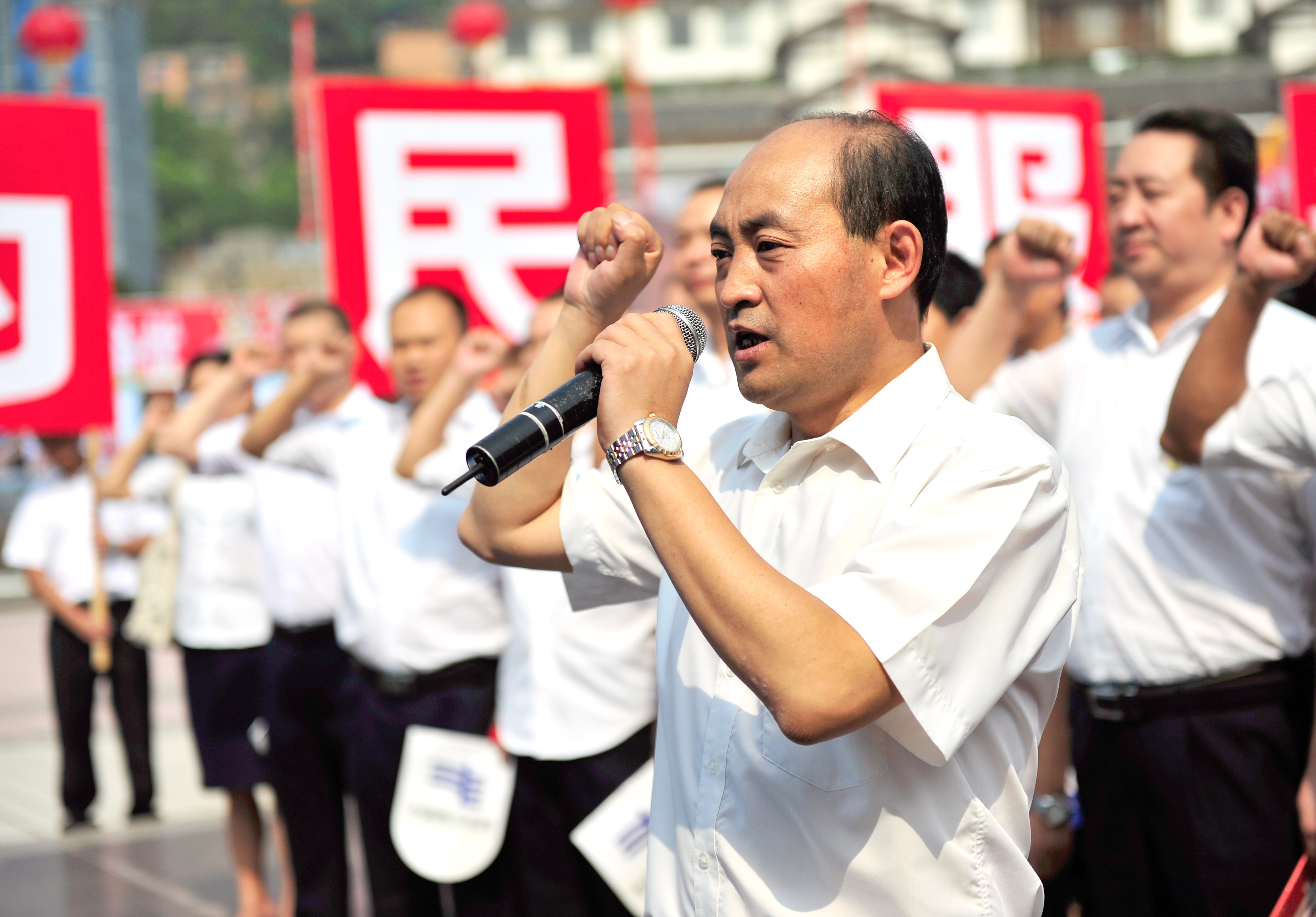 在“为民服务 创先争优”活动现场，共产党员、全国劳模申友强领誓。摄影／郑正 .jpg